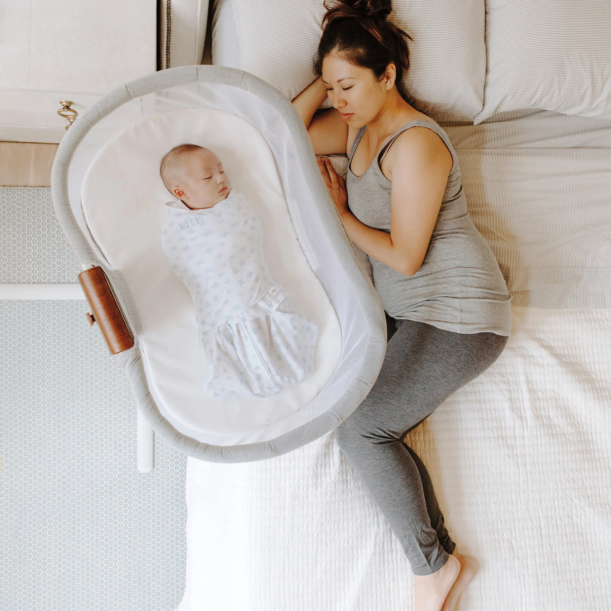BassiNest® Luxe Swivel Sleeper Bassinet