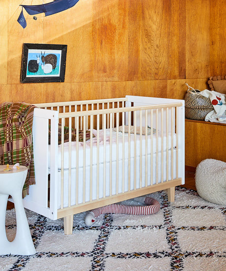Rhea crib with modern design and safe, adjustable mattress support